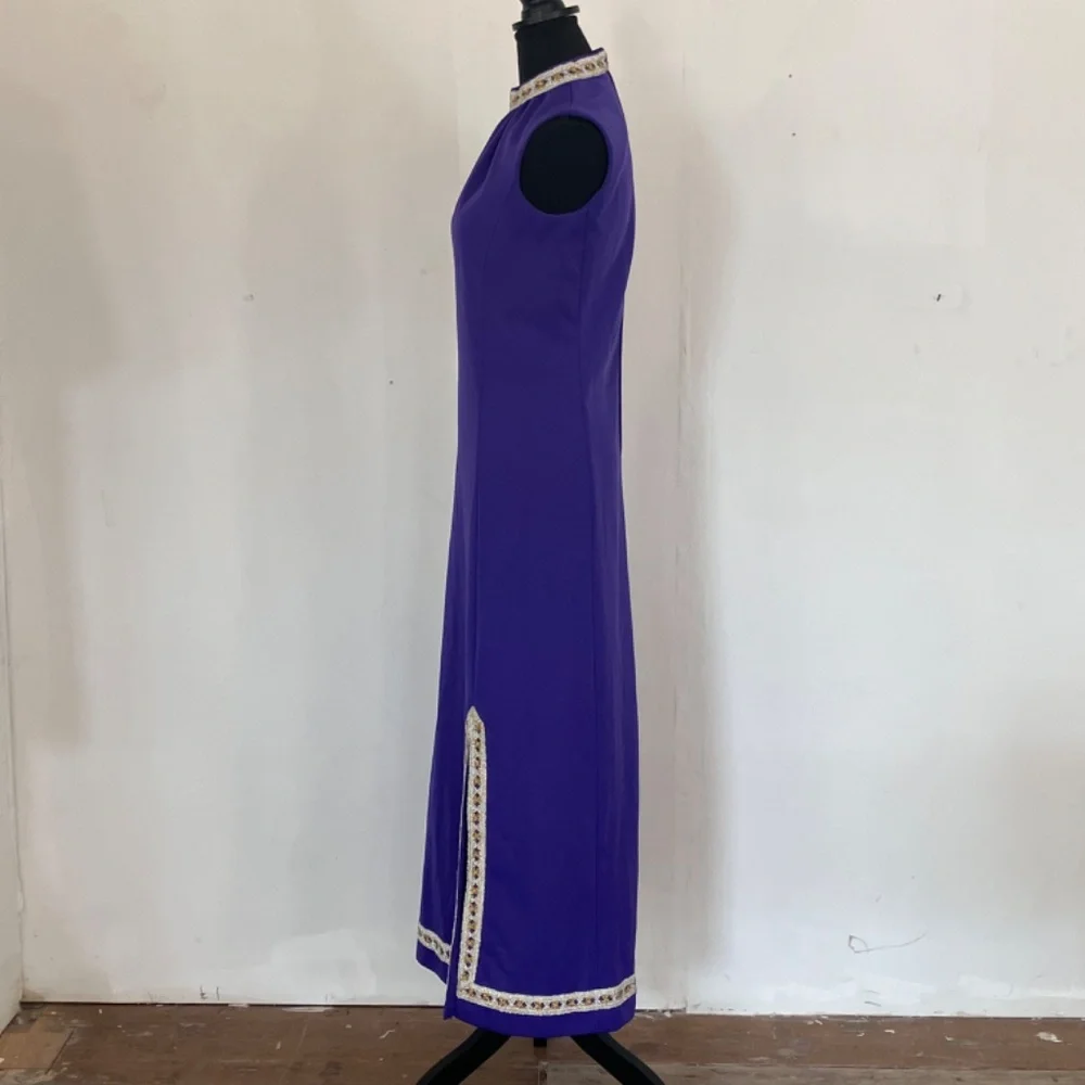 1960s Royal Purple vintage dress with gold and silver metallic threading - Picture 4 of 14